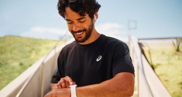 A runner looking at their apple watch during their workout, Apple Watch Runkeeper app, Fitness apps on Apple Watch, Watches for Runners, Fitness Apps, Apple Watch Apps, Runkeeper wearables